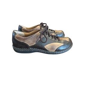 Women’s b.o.c. Tan /Brown Lace Up Comfort Shoes. Size 8